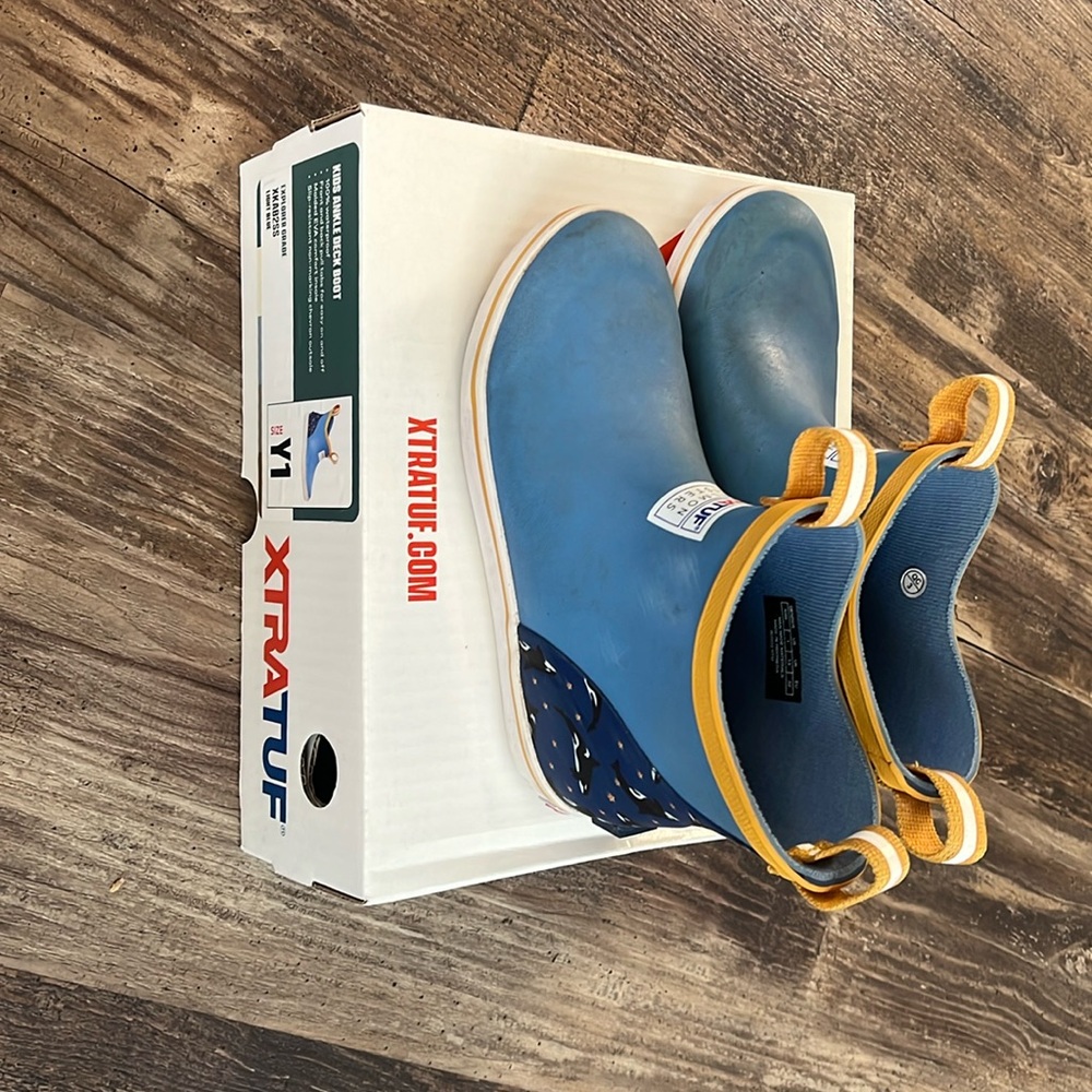 Xtratuf kids waterproof ankle deck boots - Size Y1
